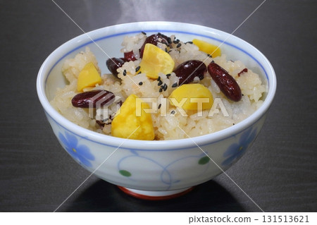 Freshly cooked chestnut rice (black beans and chestnut rice) Freshly cooked chestnut rice (black beans and chestnut rice) 131513621