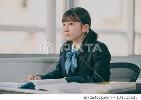 女國中生在補習班教室學習 131513625