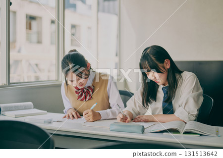 國中生在補習班教室學習 131513642