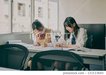 國中生在補習班教室學習 國中生在補習班教室學習 131513643