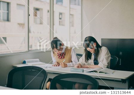 國中生在補習班教室學習 國中生在補習班教室學習 131513644