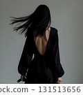 長髮黑裙女子轉身的瞬間 131513656