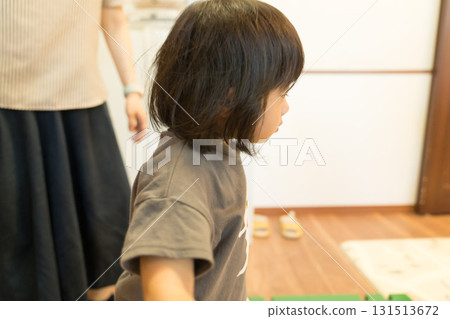 蹣跚學步的女孩玩玩具 131513672