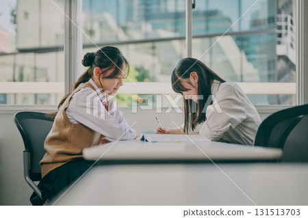 國中生在補習班教室學習 131513703