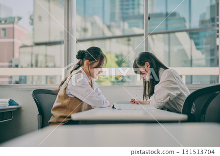 國中生在補習班教室學習 131513704