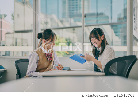 國中生在補習班教室學習 國中生在補習班教室學習 131513705