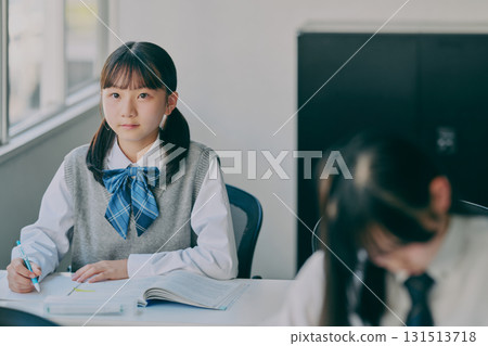 國中生在補習班教室學習 131513718