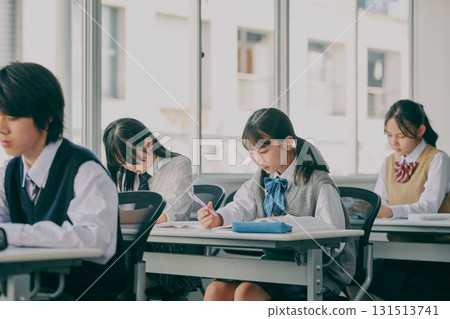 國中生在補習班教室學習 131513741