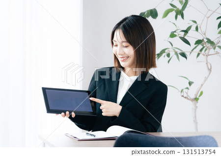 Business woman showing tablet 131513754