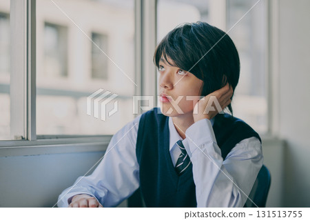 男國中生在補習班教室學習 男國中生在補習班教室學習 131513755