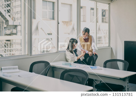 國中女生在窗邊聊天 131513781