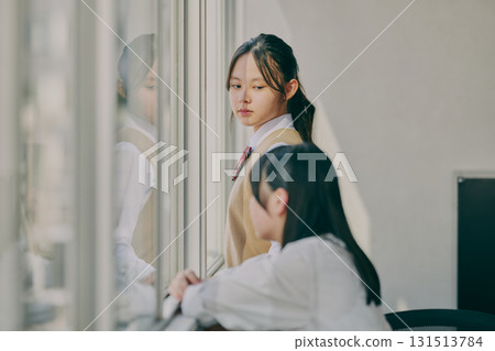 國中女生在窗邊聊天 國中女生在窗邊聊天 131513784