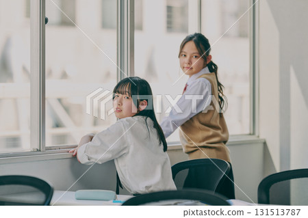 窗邊的國中女孩 窗邊的國中女孩 131513787