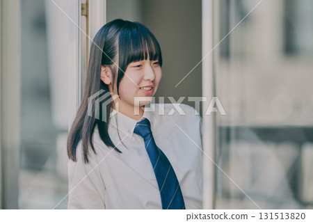 國中女生在窗邊聊天 國中女生在窗邊聊天 131513820