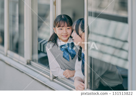 國中女生在窗邊聊天 國中女生在窗邊聊天 131513822