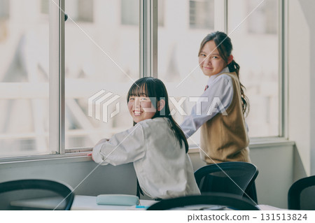 窗邊的國中女孩 窗邊的國中女孩 131513824