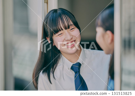 國中女生在窗邊聊天 國中女生在窗邊聊天 131513825