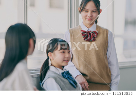 國中女生在窗邊聊天 國中女生在窗邊聊天 131513835
