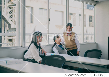 國中女生在窗邊聊天 131513836