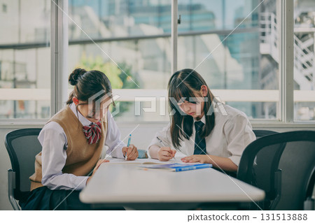 國中生在補習班教室學習 131513888