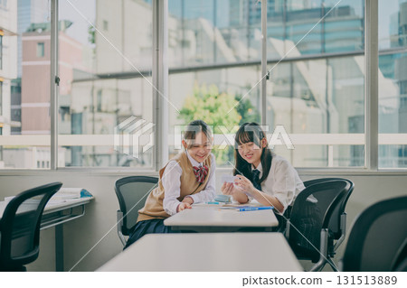 Junior high school students studying in a cram school classroom 131513889