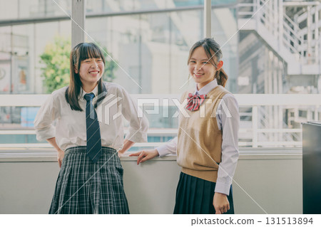 國中女生在窗邊聊天 國中女生在窗邊聊天 131513894