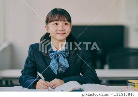 女國中生在補習班教室學習 131513915