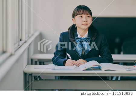 女國中生在補習班教室學習 女國中生在補習班教室學習 131513923