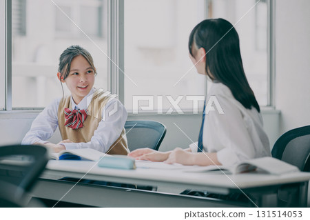 國中女生在補習班教室裡交談 國中女生在補習班教室裡交談 131514053