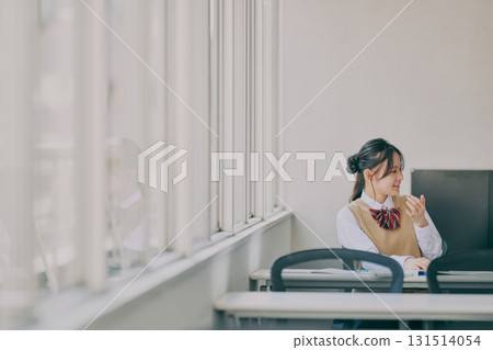 補習班教室裡交談的女國中生 131514054