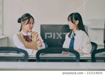 國中女生在補習班教室裡交談 131514055