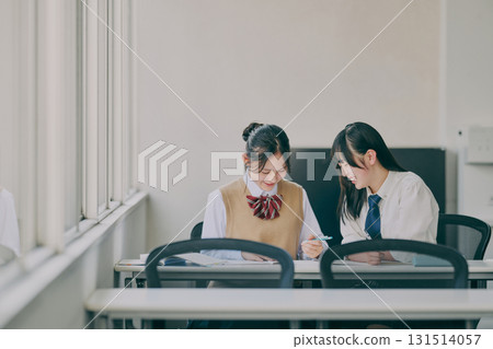 國中女生在補習班教室學習 131514057