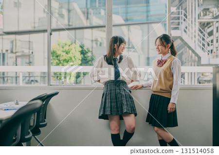 國中女生在窗邊聊天 國中女生在窗邊聊天 131514058