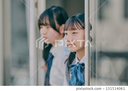 國中女生望著窗外 國中女生望著窗外 131514061