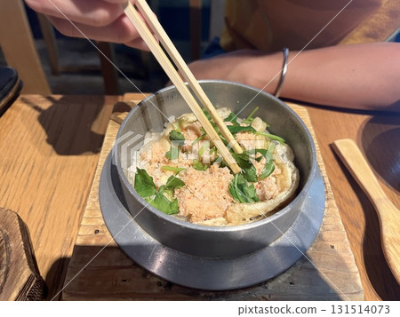 吃鍋裡剛煮好的米飯 131514073