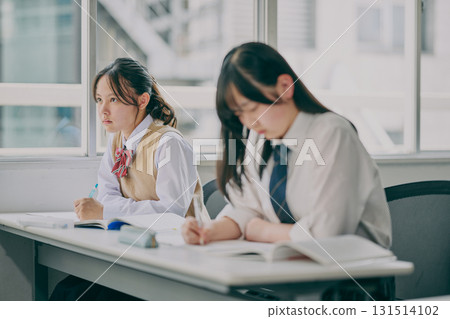 國中生在補習班教室學習 國中生在補習班教室學習 131514102