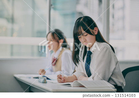 國中生在補習班教室學習 國中生在補習班教室學習 131514103