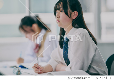 國中生在補習班教室學習 131514105