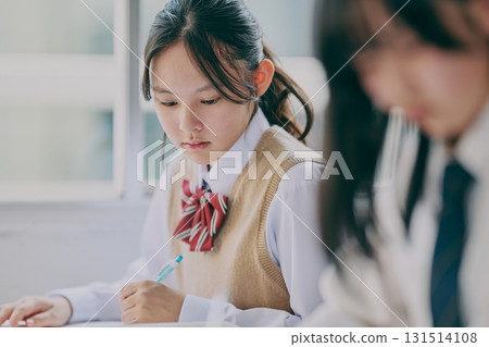 國中生在補習班教室學習 國中生在補習班教室學習 131514108