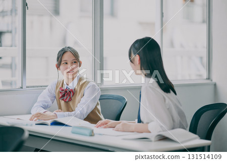 國中女生在補習班教室裡交談 國中女生在補習班教室裡交談 131514109