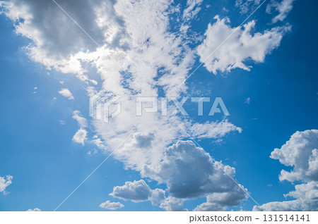 漂浮在藍天上的雲彩 漂浮在藍天上的雲彩 131514141