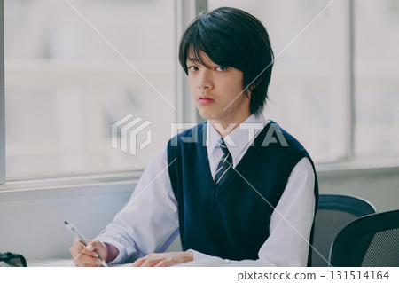 男國中生在補習班教室學習 131514164