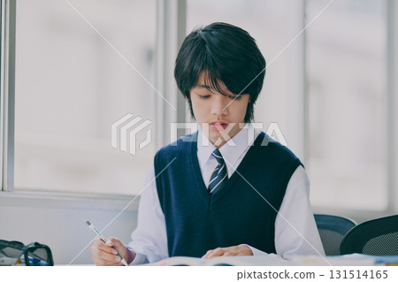 男國中生在補習班教室學習 男國中生在補習班教室學習 131514165