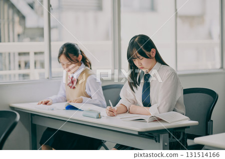 國中生在補習班教室學習 131514166