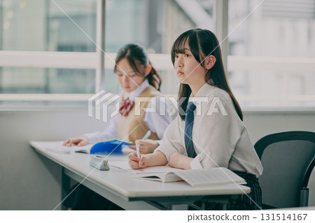 國中生在補習班教室學習 131514167