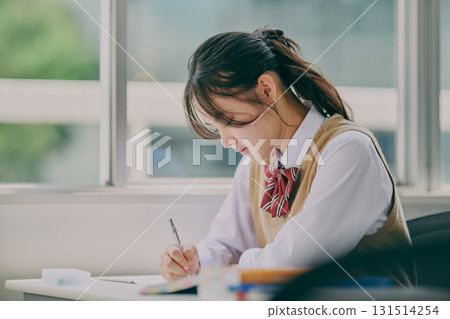 女國中生在補習班教室學習 131514254