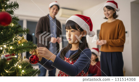 裝飾聖誕樹的家庭 131514308
