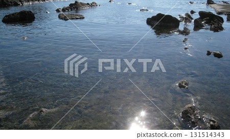 晴朗的秋日裡,平靜的日本海和珊瑚礁 晴朗的秋日裡,平靜的日本海和珊瑚礁 131514343