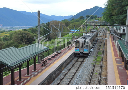 婦舍站(JR篠之井線)的本地列車和月台 婦舍站(JR篠之井線)的本地列車和月台 131514670