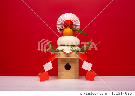 照片中央是一塊真正的年糕“鏡餅”,背景為紅色,中間有一個三寶(底座) 照片中央是一塊真正的年糕“鏡餅”,背景為紅色,中間有一個三寶(底座) 131514689